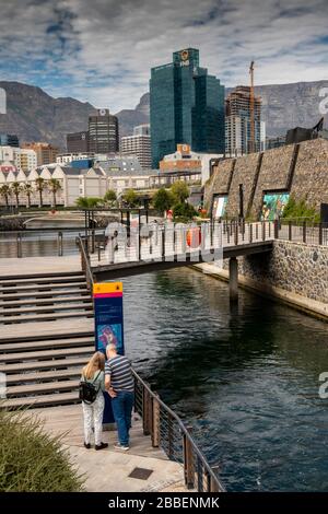 Südafrika, Westkaper, Kapstadt, Victoria und Alfred Waterfront, Touristen, die auf dem Kanalpfad spazieren gehen, Beratungskarte Stockfoto