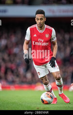 LONDON, ENGLAND - 23. FEBRUAR: Pierre-Imarick Aubameyang vom FC Arsenal Steuerball während des Premier-League-Spiels zwischen dem FC Arsenal und dem FC Everton Stockfoto