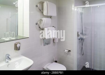 Schöne Einrichtung in weißer Farbe im Badezimmer in einem modernen Haus. Stockfoto