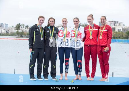 Rio de Janeiro. BRASILIEN links, Silbermedaillengewinner. NZL W2- Genevieve BEHRENT und Rebecca SCOWN, mittlere Goldmedaillengewinnerin, GBR W2-, Helen GLOVER und Heather STANNING und rechte Bronzemedaillengewinnerin. DEN W2- Hedvig RASMUSSEN und Anne ANDERSEN, 2016 Olympic Rowing Regatta. Lagoa Stadium, Copacabana, "Olympische Sommerspiele" Rodrigo de Freitas Lagune, Lagoa. Lokale Zeit 16:44:04 Freitag, 12.08.2016 [obligatorische Gutschrift; Peter SPURRIER/Intersport Bilder] Stockfoto