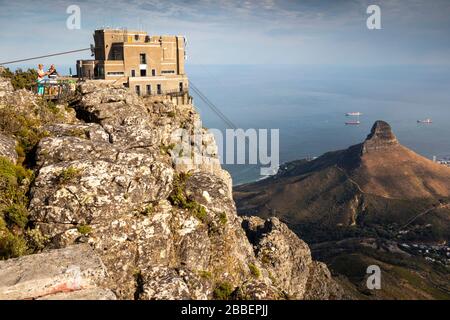Südafrika, Kapstadt, Spielberg Road, Tafelberg, erhöhter Blick auf die obere Luftseilbahnstation mit dem Atlantik jenseits des Lion's Head Peak Stockfoto
