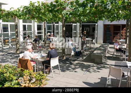 Außenterrasse des Cafés in der Pallant House Gallery, Chichester, West Sussex Stockfoto