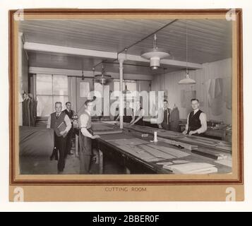 Original Anfang 1900 Foto von Männern bei der Arbeit in der Schneideraum einer Bekleidungsfabrik Firma, mit Mustern, Herstellung Wollanzüge aus Tweed, ca. 1930er 1940er Jahre, wahrscheinlich Norwich, England, Großbritannien Stockfoto