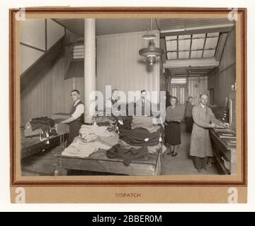 Originalfoto des frühen 20. Jahrhunderts von Männern bei der Arbeit im Versandraum einer Fabrik, Bekleidungsfirma, ca. 1930er Jahre 1940er Jahre, wahrscheinlich Norwich, England, GROSSBRITANNIEN Stockfoto