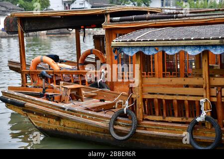 Zhujiajiao ist eine Wasserstadt am Stadtrand von Shanghai und wurde vor etwa 1.700 Jahren gegründet. Boote werden verwendet für Stockfoto