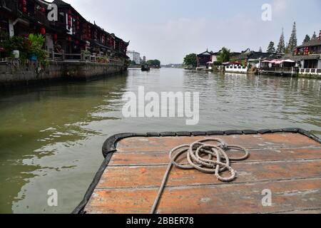 Zhujiajiao, China-Oktober 2019: Zhujiajiao ist eine Wasserstadt am Stadtrand von Shanghai und wurde vor etwa 1.700 Jahren gegründet. Boote werden verwendet für Stockfoto