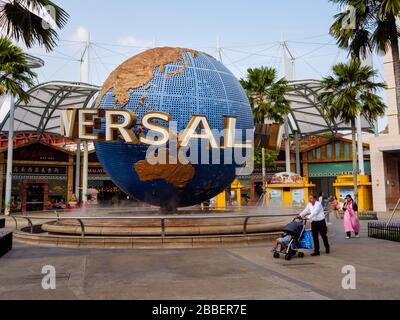 SINGAPUR - 12. März 2020 - eine indische Touristenfamilie im weitgehend menschenleeren Freizeitpark Universal Studio im Resort World Sentosa, Singapur. Touristenanzahl Stockfoto