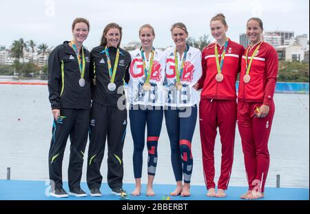 Rio de Janeiro. BRASILIEN links, Silbermedaillengewinner. NZL W2- Genevieve BEHRENT und Rebecca SCOWN, mittlere Goldmedaillengewinnerin, GBR W2-, Helen GLOVER und Heather STANNING und rechte Bronzemedaillengewinnerin. DEN W2- Hedvig RASMUSSEN und Anne ANDERSEN, 2016 Olympic Rowing Regatta. Lagoa Stadium, Copacabana, "Olympische Sommerspiele" Rodrigo de Freitas Lagune, Lagoa. Lokale Zeit 16:44:07 Freitag, 12.08.2016 [obligatorische Gutschrift; Peter SPURRIER/Intersport Bilder] Stockfoto