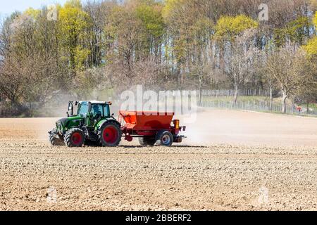 Bad Krozingen, Deutschland. März 2020. Ein Bauer verwendet einen Düngerstreuer, um Mineraldünger auf seinem Feld zu verteilen. Kredit: Philipp von Ditfurth / dpa / Alamy Live News Stockfoto