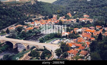 Mit Blick auf den Fluss Yantra mit Bischofsbrücke historischen Kirchen und alten mittelalterlichen Handelsgebiet von Asenov Viertel Veliko Tarnovo Bulgarien Stockfoto