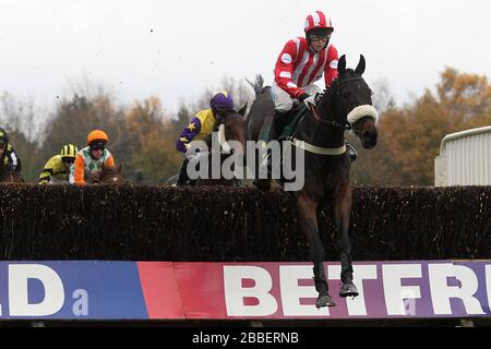 Benny the Swinger, der von Brendan Powell geritten wurde, führt während der Fakenham, Diana und Tonys Favorite Racecourse Conditional Jockeys Handicap Chase aber Take Stockfoto