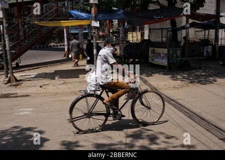 Dhaka, Bangladesch. März 2020. Menschen, die Masken und Handschuhe tragen, um COVID-19 vor der Verbreitung zu schonen. Bisher wurden insgesamt 49 Menschen von COVID-19 in Bangladesch infiziert, von denen 5 von IEDCR (Foto von Md. Rakibul Hasan/Pacific Press) bestätigt wurden Credit: Pacific Press Agency/Alamy Live News Stockfoto