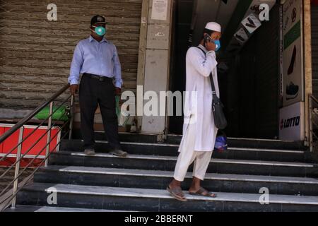 Dhaka, Bangladesch. März 2020. Menschen, die Masken und Handschuhe tragen, um COVID-19 vor der Verbreitung zu schonen. Bisher wurden insgesamt 49 Menschen von COVID-19 in Bangladesch infiziert, von denen 5 von IEDCR (Foto von Md. Rakibul Hasan/Pacific Press) bestätigt wurden Credit: Pacific Press Agency/Alamy Live News Stockfoto