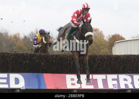 Benny the Swinger geritten von Brendan Powell springt während der Fakenham, Diana und Tonys Favorite Racecourse bedingte Jockeys Handicap Chase aber nehmen Stockfoto