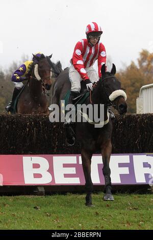 Benny the Swinger, der von Brendan Powell geritten wurde, führt während der Fakenham, Diana und Tonys Favorite Racecourse Conditional Jockeys Handicap Chase aber Take Stockfoto