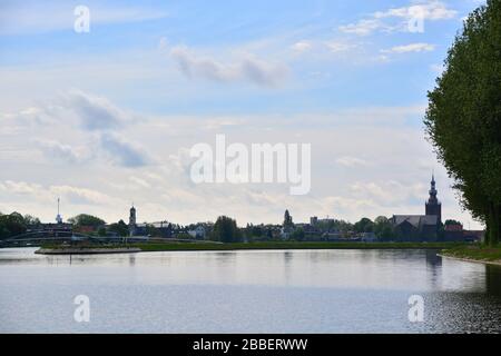 Panoramaaussicht über den Fluss Schie in Richtung der Stadt Overschie, etwas außerhalb von Rotterdam, Niederlande; in der Ferne der ikonische Euromast Stockfoto