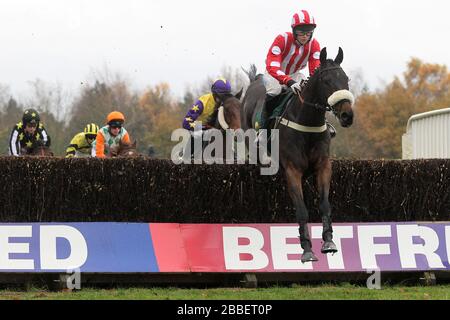 Benny the Swinger, der von Brendan Powell geritten wurde, führt während der Fakenham, Diana und Tonys Favorite Racecourse Conditional Jockeys Handicap Chase aber Take Stockfoto