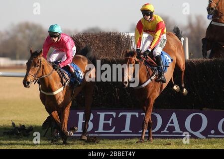 King Jack, der von Richard Johnson (L) geritten wurde, führt den Rennsieger an, der nur Zeuge war, der von Brendan Powell während des Cogent Ltd John Bigg Oxo Handicap Chase geritten wurde Stockfoto