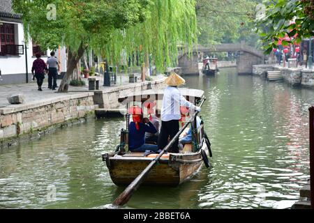 Zhujiajiao ist eine Wasserstadt am Stadtrand von Shanghai und wurde vor etwa 1.700 Jahren gegründet. Boote werden verwendet für Stockfoto