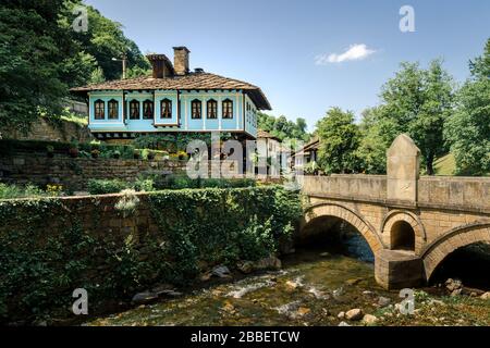 Etar architektonisches ethnographisches Freilichtmuseum und Brücke zum traditionellen bulgarischen Haus Gabrovo Bulgarien Stockfoto