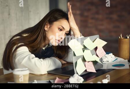 Freiberufliches Mädchen hat viele Aufgaben, aber keine Stärke Stockfoto