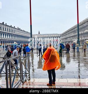 Der Piazza San Marco, auf Englisch oft als Markusplatz bekannt, ist der wichtigste öffentliche Platz Venedigs. Venedig, die Hauptstadt des norditalienischen Venetiens Stockfoto