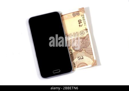 Handy und indische Rupien, digitales Geld, Fin-Tech, Geldverdienen Online-Konzepte. Stockfoto