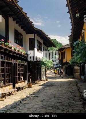 Alte gepflasterte Straße im Ethnographischen Komplexmuseum Gabrovo Bulgarien Stockfoto