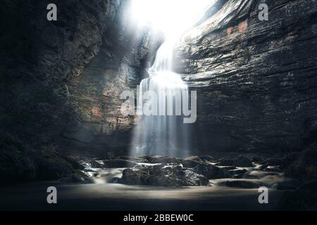 Wasserfall in einer Höhle in einer geheimnisvollen Umgebung. Stockfoto