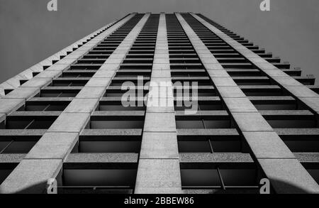 Shakespeare Tower auf dem Barbican Estate, London. Fotografiert in Schwarzweiß mit einem Leica MP Typ 240 Entfernungsmesser und Leica Sumicron 35-mm-Objektiv Stockfoto