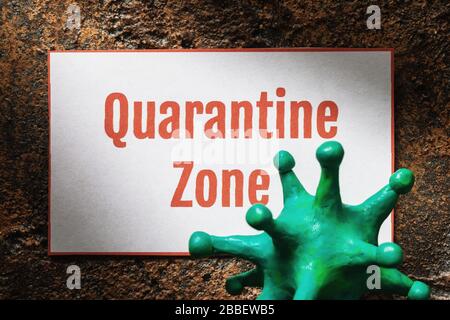 Tag mit Text und Coronavirus, Draufsicht. Quarantäne-Zone-Konzept Stockfoto