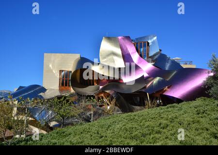Elciego, Rioja Alavesa, Spain-Okt2019: Nahaufnahme des Titan-Dachs mit Kurven und Asymmetrie der Wände des Marqués de Riscal Vineyard Hotel Desig Stockfoto