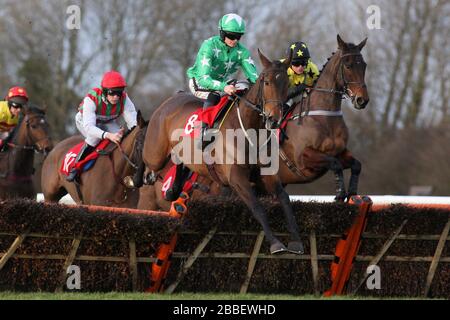 Tour des Champs von William Twiston-Davies führt das Feld in der Pertemps Handicap Hürde (Series Qualifier) Stockfoto