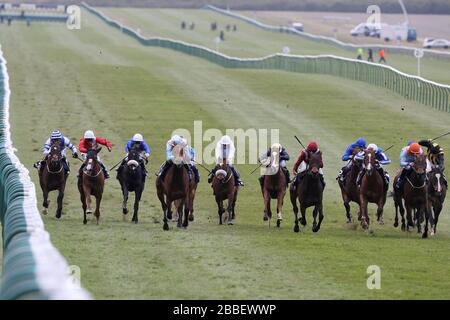 Das Feld rast auf der Rowley Mile im Lanwades Stud Nell Gwyn Stakes (Gruppe 3) (Fillies) Stockfoto