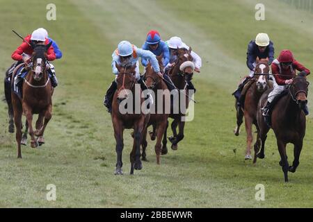 Esentepe, der von Pat Dobbs (hellblaue Kappe) geritten wird, rückt in der Lanwades Stud Nell Gwyn Stakes (Gruppe 3) (Fillies) nach vorne Stockfoto