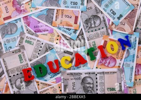 .Education Konzept, Bildung Alphabet auf Geld Hintergrund, indische Währung, Rupie, indische Rupie, indische Geld, Bildung, Finanzen, Sparkonzept Stockfoto