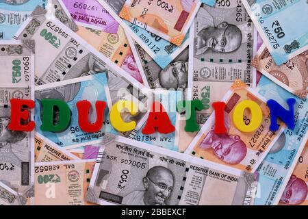 .Education Konzept, Bildung Alphabet auf Geld Hintergrund, indische Währung, Rupie, indische Rupie, indische Geld, Bildung, Finanzen, Sparkonzept Stockfoto