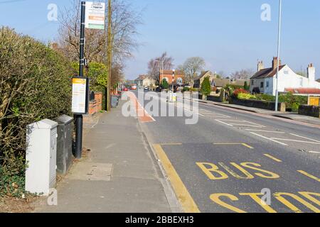 Hucknall, Nottinghamshire - 27. März 2020: Die Einschränkungen für Covid-19 bedeuten leere Bushaltestellen und fast menschenleere Straßen. Stockfoto