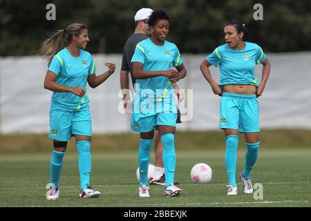 Marta von Brasilianerinnen (3. L) wird während einer Trainingseinheit an der Cardiff University gesehen Stockfoto