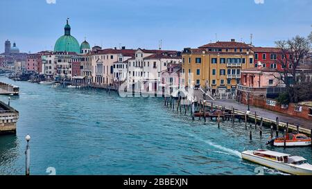 Venedig, die Hauptstadt der norditalienischen Region Venetien, liegt auf 118 kleinen Inseln in einer Lagune in der Adria. Es hat keine Straßen, nur Kanäle, li Stockfoto