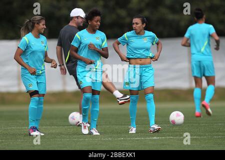 Marta von Brasilianerinnen (3. L) wird während einer Trainingseinheit an der Cardiff University gesehen Stockfoto