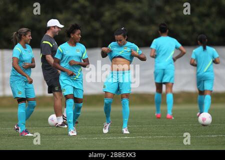 Marta von Brasilianerinnen (3. L) wird während einer Trainingseinheit an der Cardiff University gesehen Stockfoto