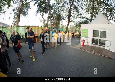 Rio de Janeiro. BRASILIEN. Schlange für die Sicherheit am Medieneingang, am Morgen 2016 Olympic Rowing Regatta. Lagoa-Stadion, Copacabana, ÒOlympic Summer GamesÓ Rodrigo de Freitas Lagoon, Lagoa. Lokale Zeit 07:01:19 Samstag, 06. August 2016 [Pflichtgutschrift; Peter SPURRIER/Intersport Images] Stockfoto