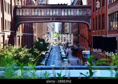New York, USA: Blick von der Hochlinie auf die Brücke über die 15th Street, die das Milk Building mit dem Chelsea Market verbindet Stockfoto