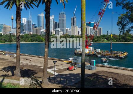 Sydney, Australien. März 2020. Nach dem Rat der australischen Regierung zum COVID-19 Coronavirus hat Opera Australia seine Handa Opera im Hafen von Sydney "La Traviata" vom 31. März bis 26. April spektakulär abgebrochen. Nach wochenlangem Bau einer Wasserbühne mit atemberaubendem Blick auf den Hafen von Sydney und die Skyline von Sydney im Hintergrund wurde die Bühne von einem Skelettpersonal als Bewohner von Sydney selbst isoliert, um die Ausbreitung des Virus zu verhindern. Stockfoto