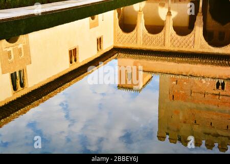 Granada, Spanien: Niedrige Winkelansicht der Spiegelung im Wasser des Innenhofs der Myrtles (Patio de los Arrayanes) in La Alhambra Stockfoto