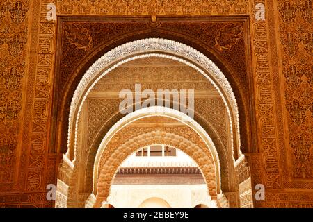 Granada, Spanien-Oktober 2019: Blick in den unteren Winkel einiger Innendetails rund um den Innenhof der Myrtles (Patio de los Arrayanes) in La Alhambr Stockfoto