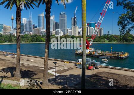 Sydney, Australien. März 2020. Nach dem Rat der australischen Regierung zum COVID-19 Coronavirus hat Opera Australia seine Handa Opera im Hafen von Sydney "La Traviata" vom 31. März bis 26. April spektakulär abgebrochen. Nach wochenlangem Bau einer Wasserbühne mit atemberaubendem Blick auf den Hafen von Sydney und die Skyline von Sydney im Hintergrund wurde die Bühne von einem Skelettpersonal als Bewohner von Sydney selbst isoliert, um die Ausbreitung des Virus zu verhindern. Stockfoto