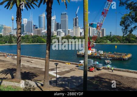 Sydney, Australien. März 2020. Nach dem Rat der australischen Regierung zum COVID-19 Coronavirus hat Opera Australia seine Handa Opera im Hafen von Sydney "La Traviata" vom 31. März bis 26. April spektakulär abgebrochen. Nach wochenlangem Bau einer Wasserbühne mit atemberaubendem Blick auf den Hafen von Sydney und die Skyline von Sydney im Hintergrund wurde die Bühne von einem Skelettpersonal als Bewohner von Sydney selbst isoliert, um die Ausbreitung des Virus zu verhindern. Stockfoto