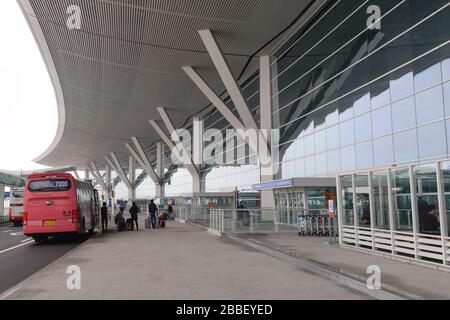 Außenansicht des neuen Terminals 2 des Flughafens Seoul Incheon. Modernes hohes Gebäude mit Glas. Busverbindung zum Flughafen in Südkorea. Stockfoto